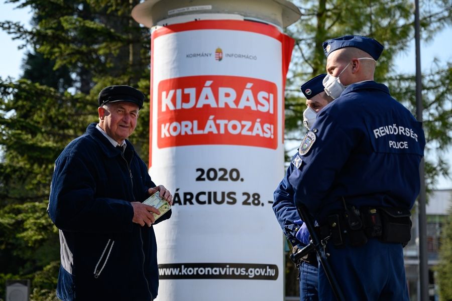 Több száz bírság és feljelentés a kijárási korlátozás megsértőinek