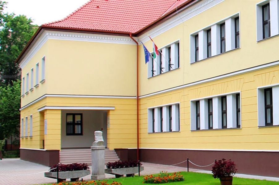 A tekós ballagók tablóképe a Halasi Tükörben