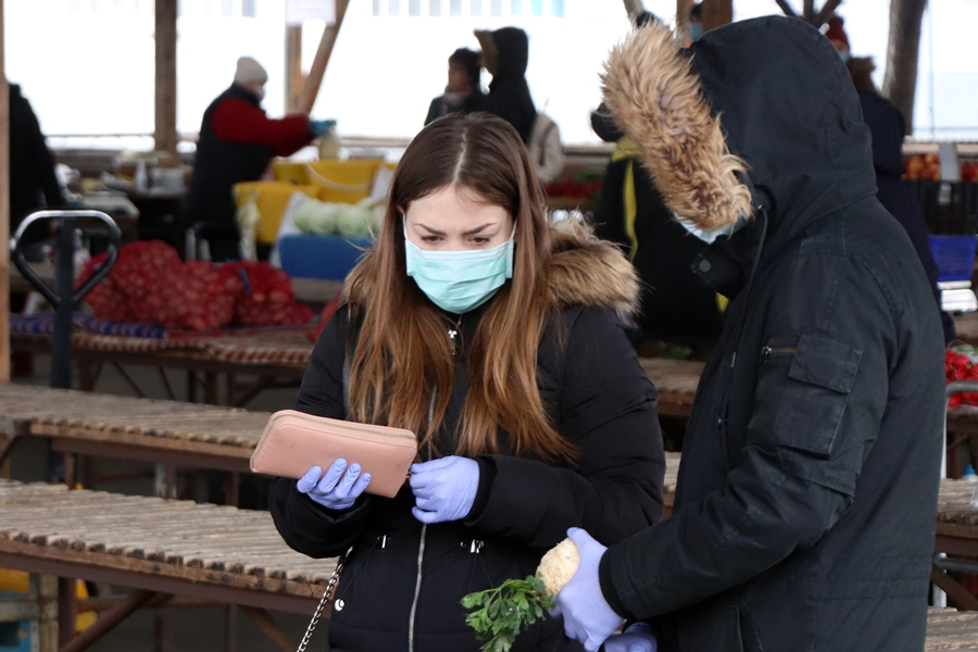 Figyelem! Kötelező a maszk használata a piacon is