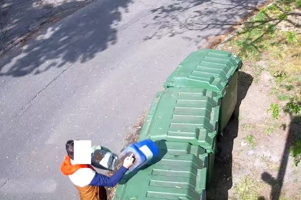 Perceken belül befizette a bírságot, miután szemetelésen kapták