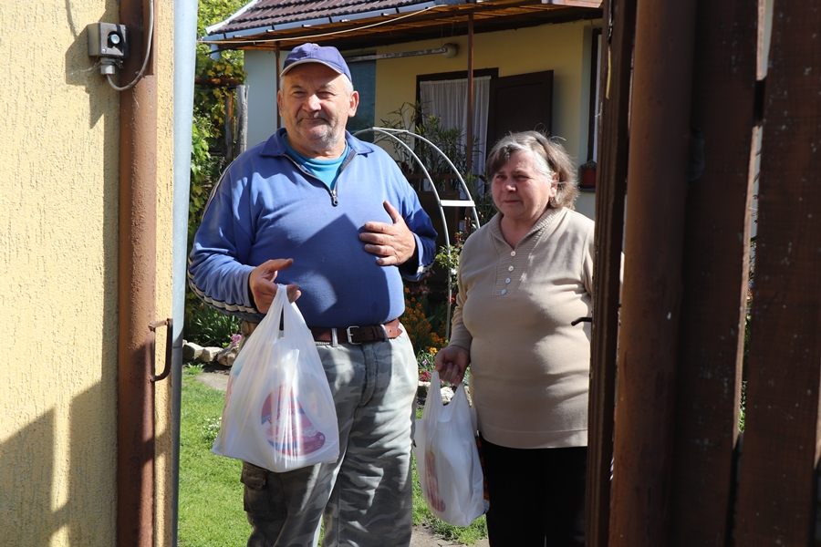 Tisztító- és fertőtlenítőszereket osztott a halasi mozgáskorlátozottak egyesülete