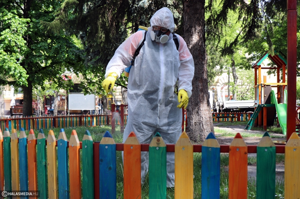 Fertőtlenítés után nyitnak a játszóterek (galéria)