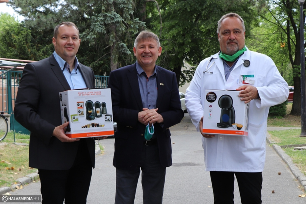  Eszközbeszerzésben segít és kávéfőzőket adott a kórháznak az Akker-Plus Kft. (galéria)