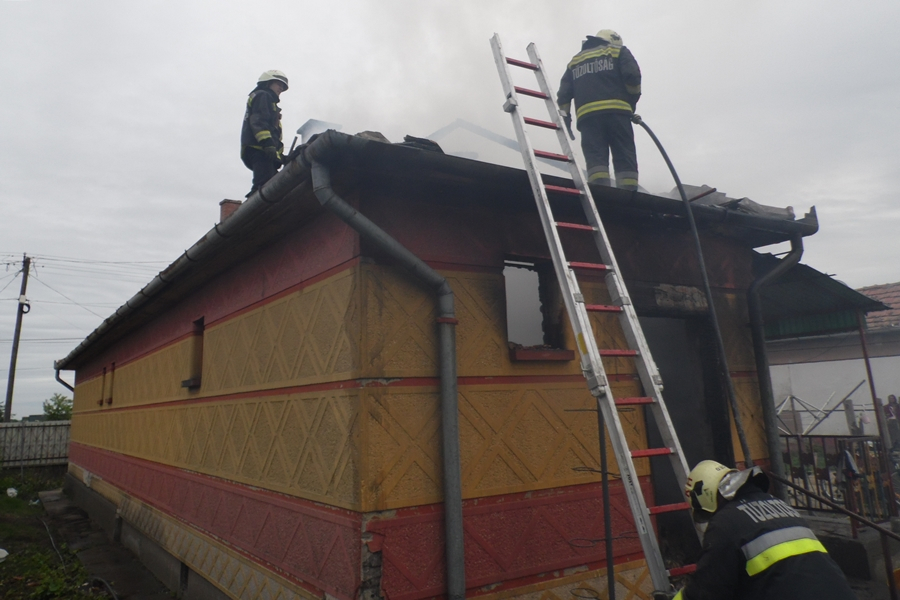 Kigyulladt egy melléképület Kisszálláson