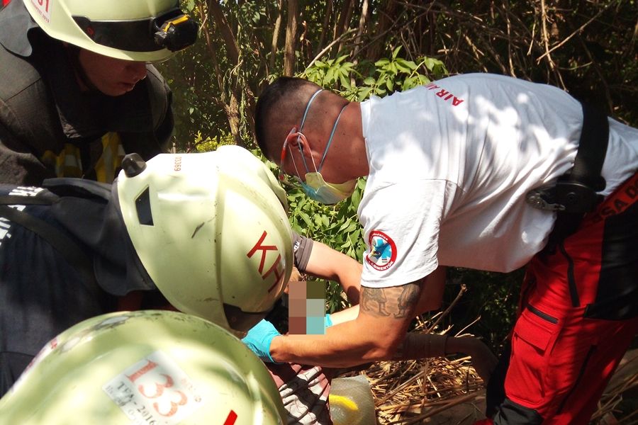 Rádőlt a fal egy mélykúti férfire, tűzoltók emelték ki a romok alól