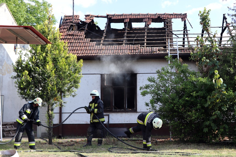 Holttestet találtak a teljesen kiégett házban Tázláron (galéria)