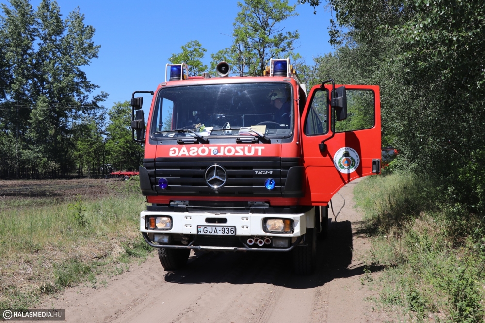 Melléképület, fóliasátor és több szalmabála égett egy tázlári tanyán
