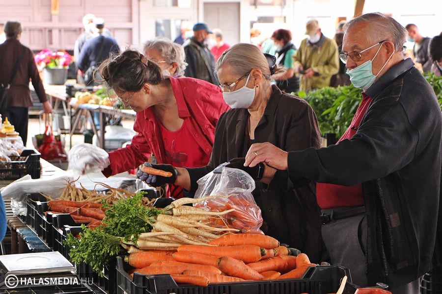 A 65 év felettieknek 11-12 óra között lesz a védett idősáv a piacon