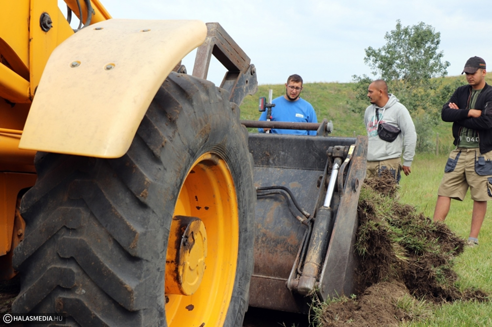 Épül a rekortán futókör (galéria)