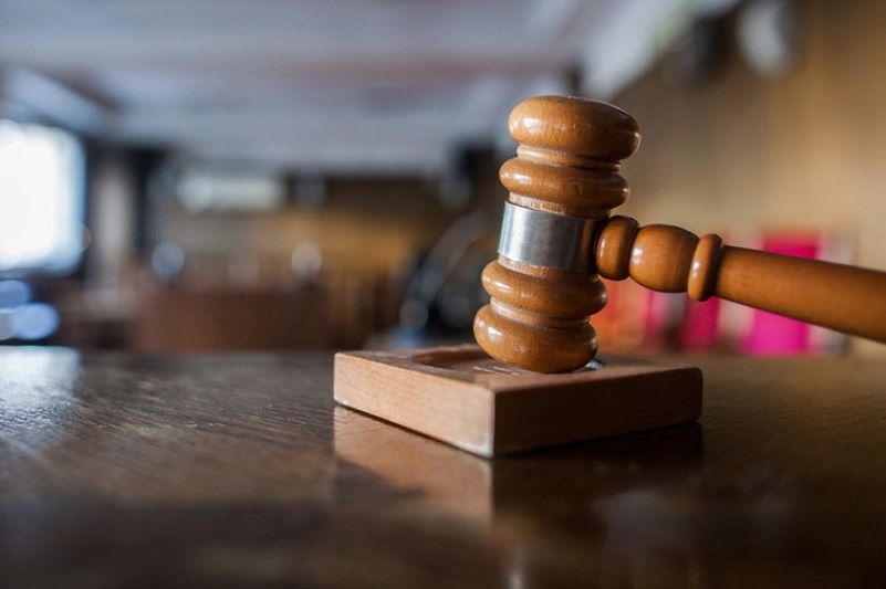 Egy volt ügyvéd segítségével semmizték ki az idős férfit