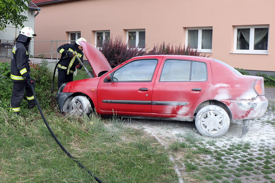 Izzott egy Renault motortere a Szász Károly utcában (galéria)