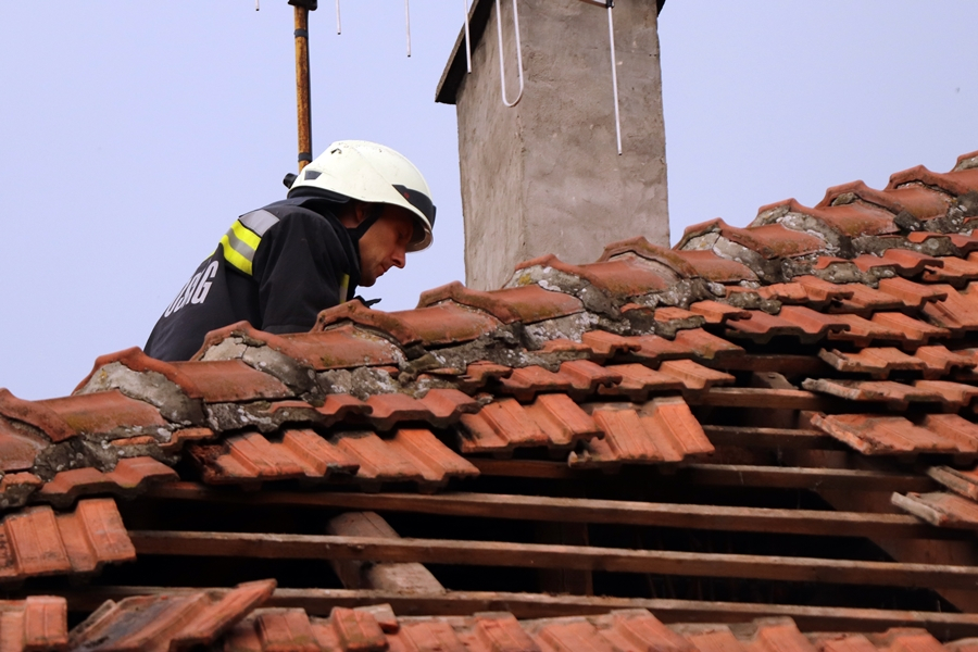 Jégeső és felhőszakadás, villám csapott egy Szalag utcai családi házba (galéria)