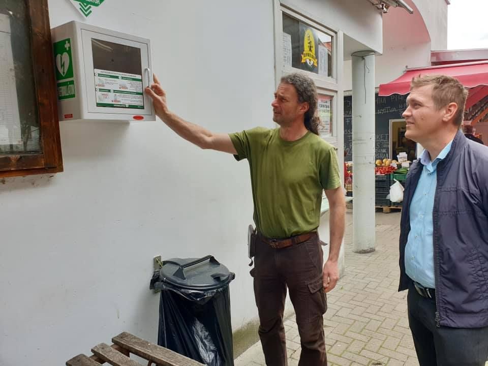 Mostantól a halasi piacon is van defibrillátor