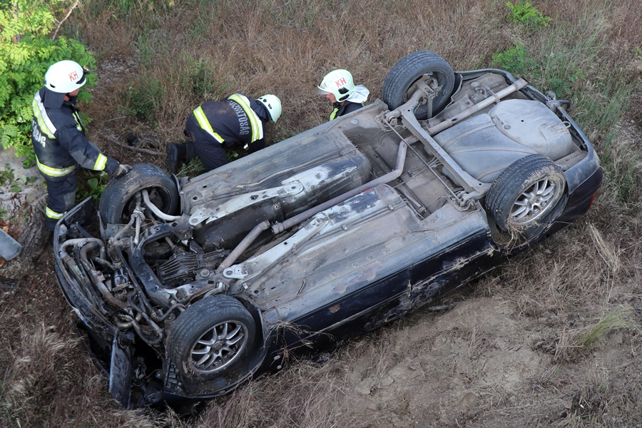 Árokba borult egy Audi az 53-as főúton (galéria)