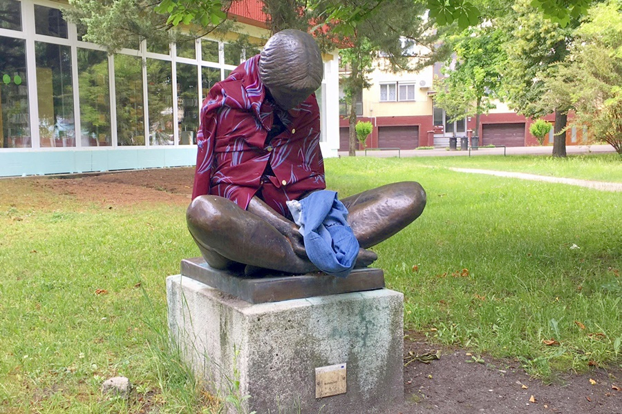 Valaki felöltöztette a Madaras lányt