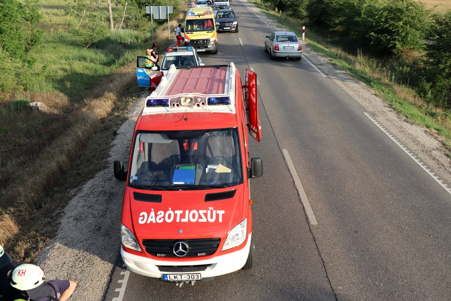 Fának csapódott egy autó Pirtónál