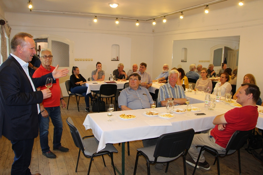 Visszatért a borklub a Végh-kúriába