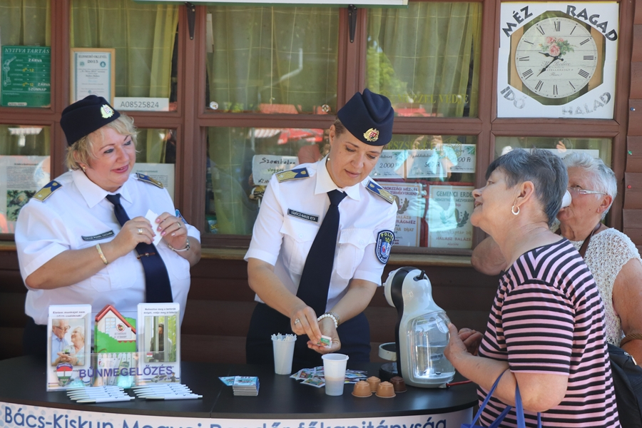 Az unokázós csalókra is figyelmeztettek a halasi piacon