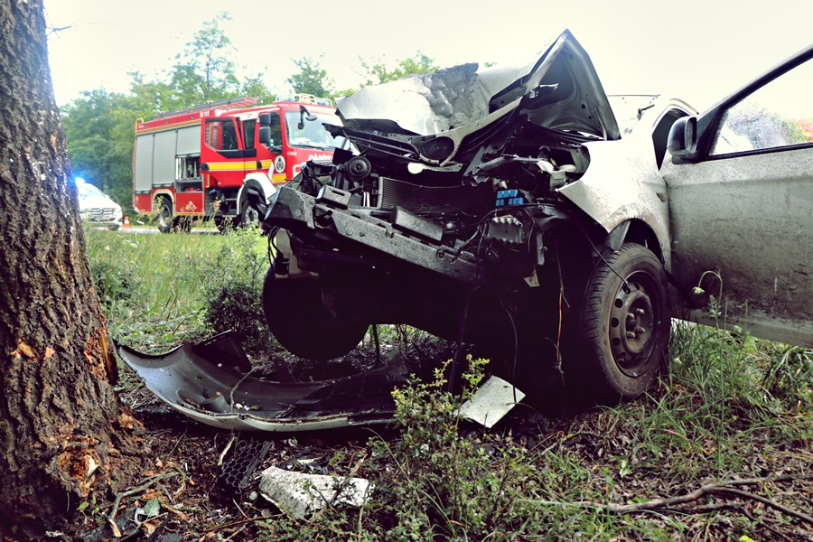 Fának csapódott egy autó a zsanai úton, a sofőr súlyosan megsérült (galéria)