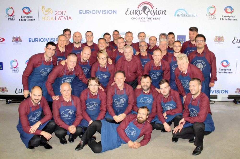 Nem akármilyen élmény: olimpiai bajnokok énekelnek a főtéren