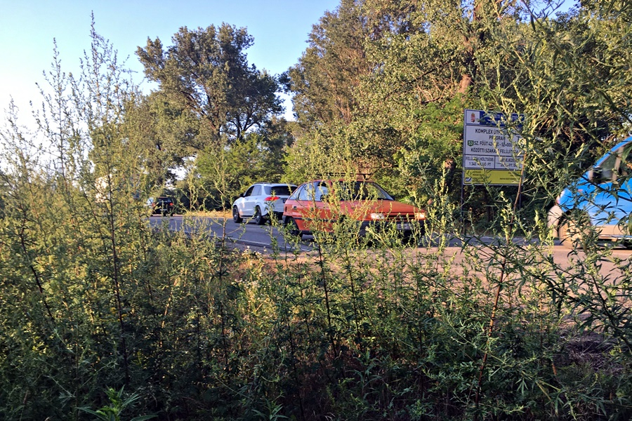Méteres a gaz az 53-as főút és a kerékpárút között