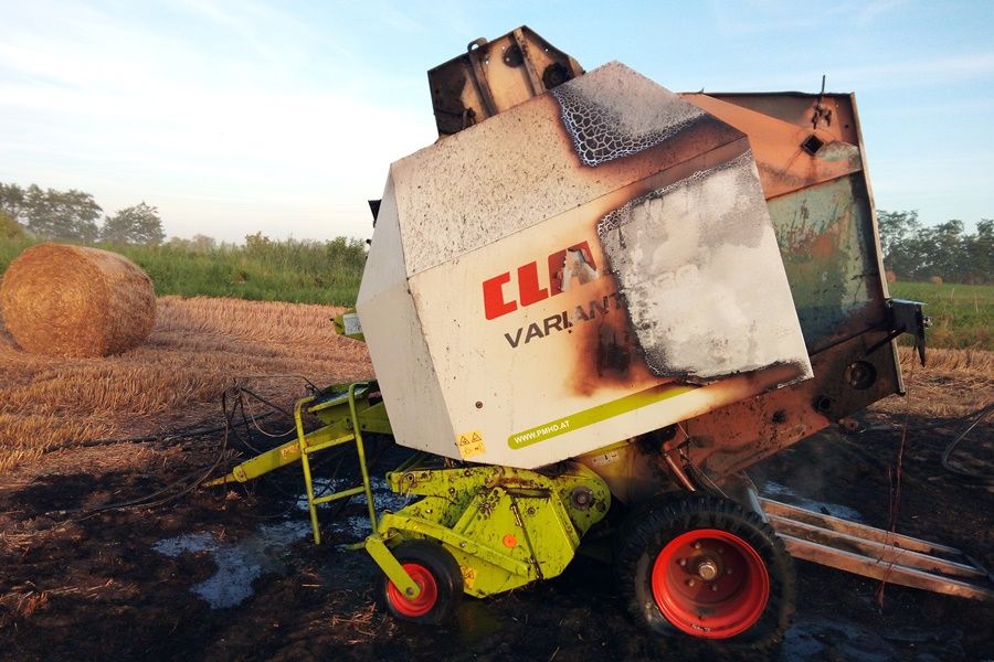 Kigyulladt egy bálázógép Harkakötönyben