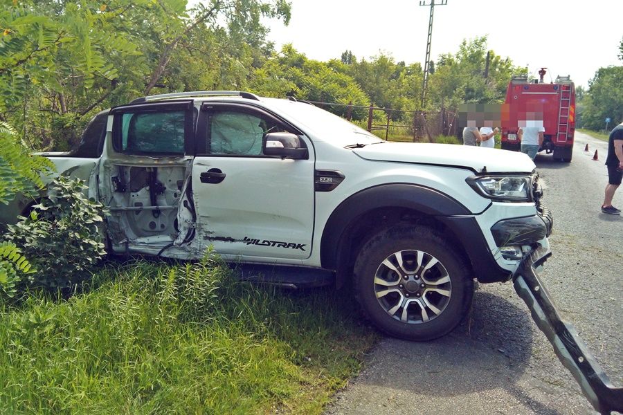 Terepjáró csapódott egy villanyoszlopnak Kiskunmajsa közelében