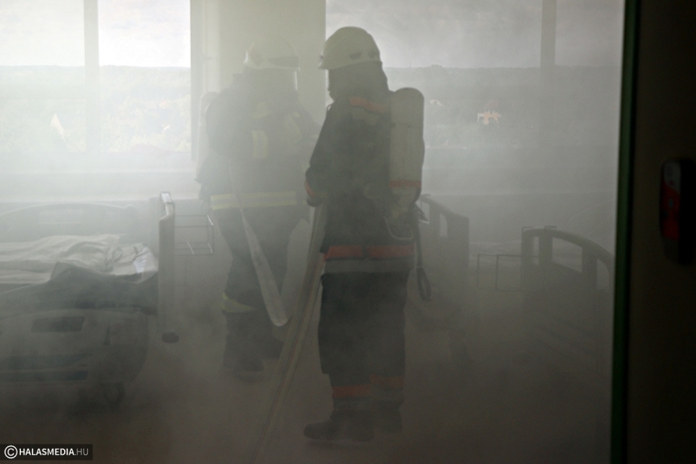Füst a kórteremben: tűzoltógyakorlat volt a halasi kórházban (galéria)