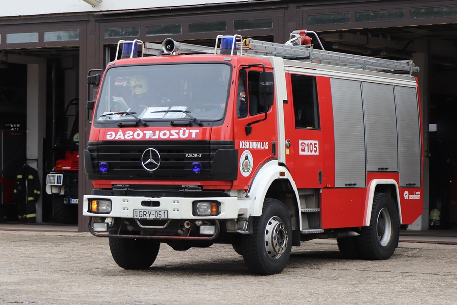 Kigyulladt egy családi ház tetőszerkezete