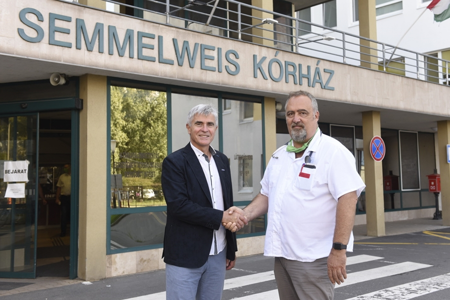 Kézfertőtlenítőt adományozott a Poli-Farbe a halasi kórháznak