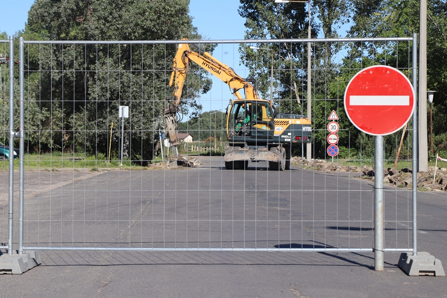Zárva a kórházi parkoló, elkezdődött a felújítás