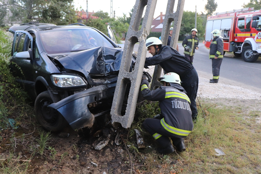 Villanyoszlopnak ütközött az Opel a Kertvárosban (galéria)