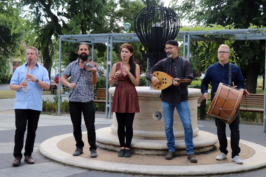 Középkori muzsika a halasi díszkútnál (galéria)