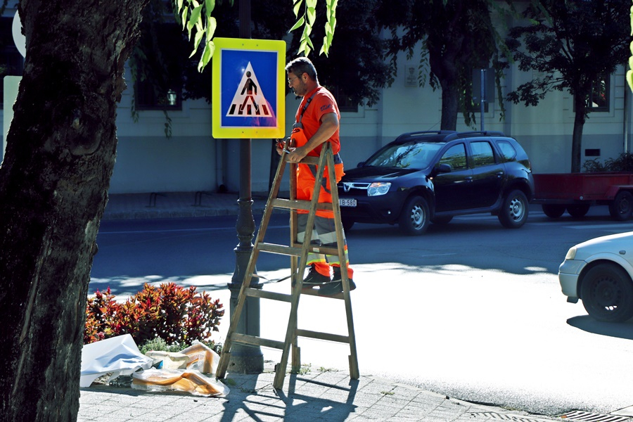 Új táblák figyelmeztetnek a gyalogátkelőkre
