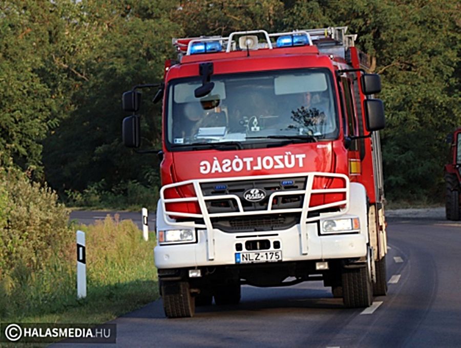Három autó ütközött az 53-as főúton, egyik az árokban van