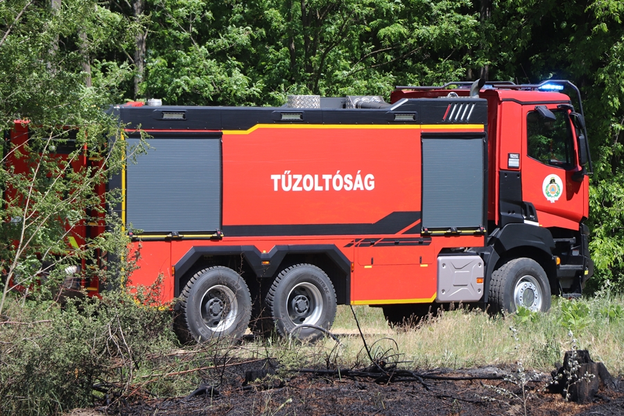 A halasi tűzoltókat is riasztották: kigyulladt a vaskúti hulladéktelep