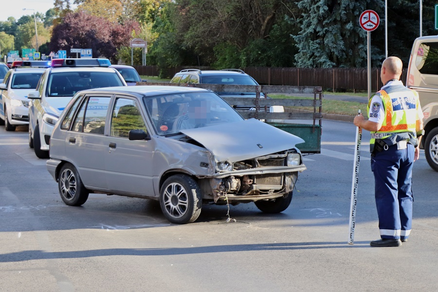 Utánfutós Maruti és Skoda ütközött a Park Áruháznál (galéria)