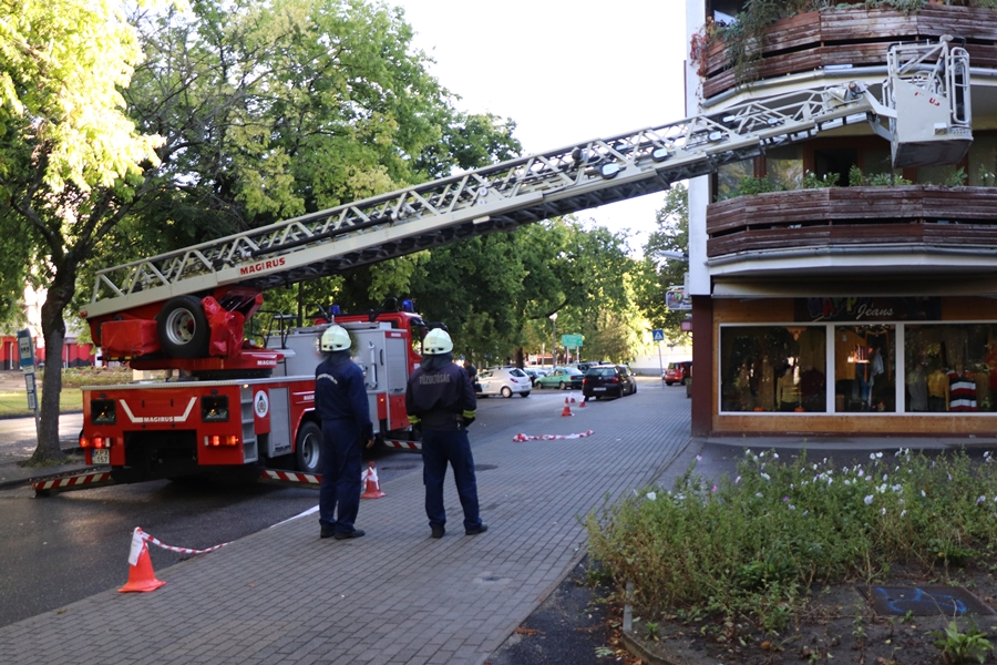 Változik a parkolás: baj esetén valóban kell a hely a tűzoltóautóknak (galéria)
