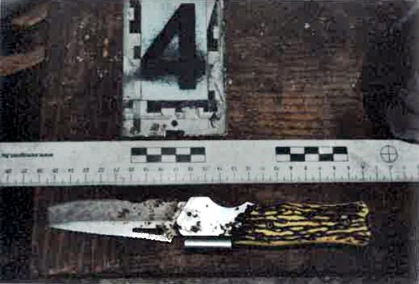 Szájmaszkban, késsel rabolt