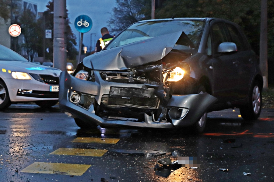 Két autó ütközött a Park Áruháznál (galéria)