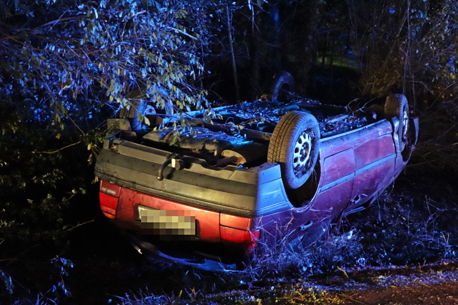 Újabb baleset: VW borult árokba az 53-as főúton