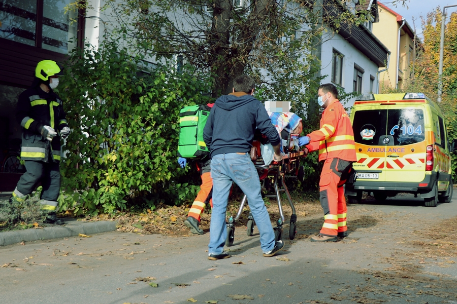 A mentőknek segítettek a halasi tűzoltók
