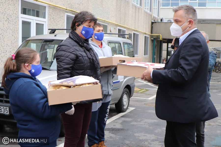 Igazi hősök vagytok - üzentek és sütöttek a kórháziaknak a váris diákok (galéria)