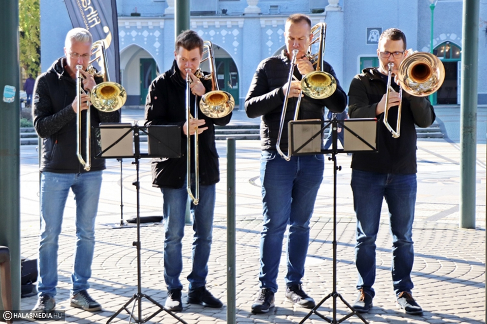 Harsonások fújták be a főteret (galéria)