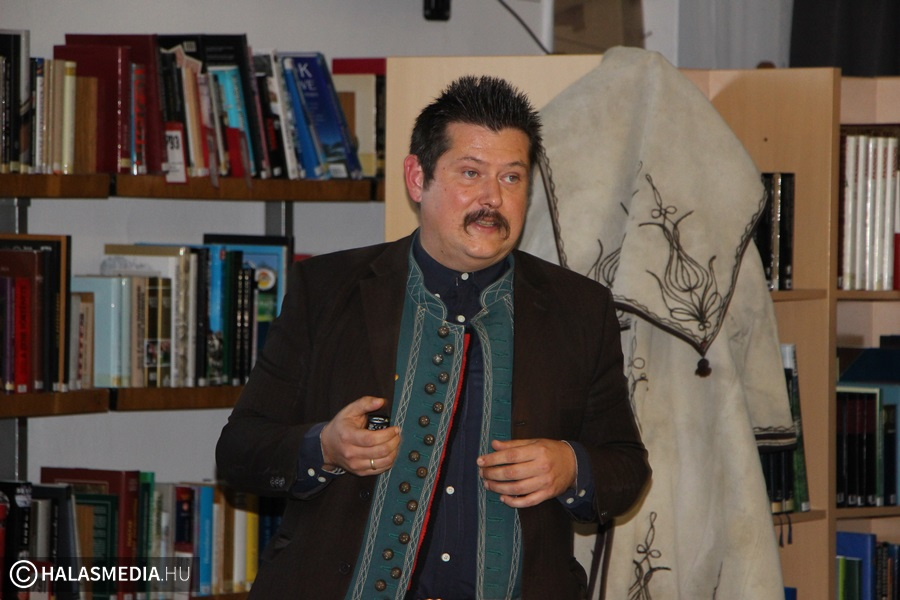 Elterjedt viselet volt a szűr