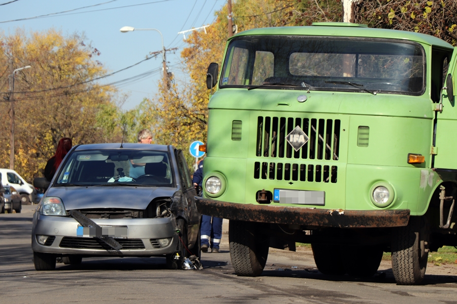 IFA és Ford karambolja a Bajcsy-Zsilinszky utcán