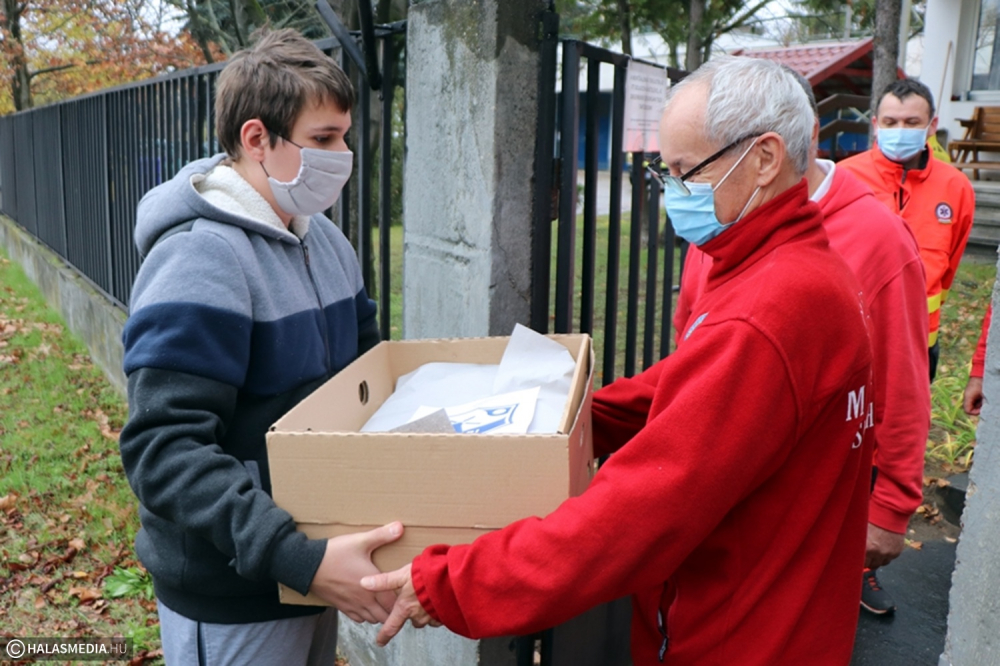 A halasi mentőknek sütöttek a váris diákok (galéria)