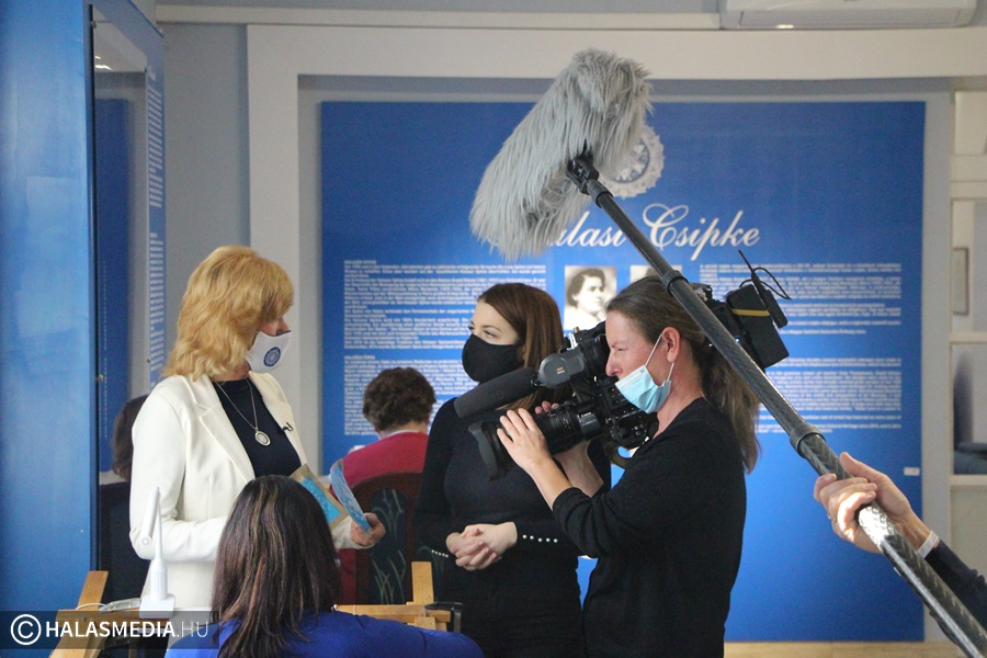 Én vagyok itt csipkével