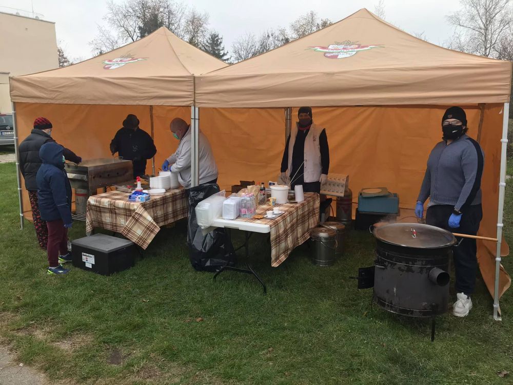 (►) Babgulyás és lapcsánka: újabb felajánlás a kórházi dolgozóknak