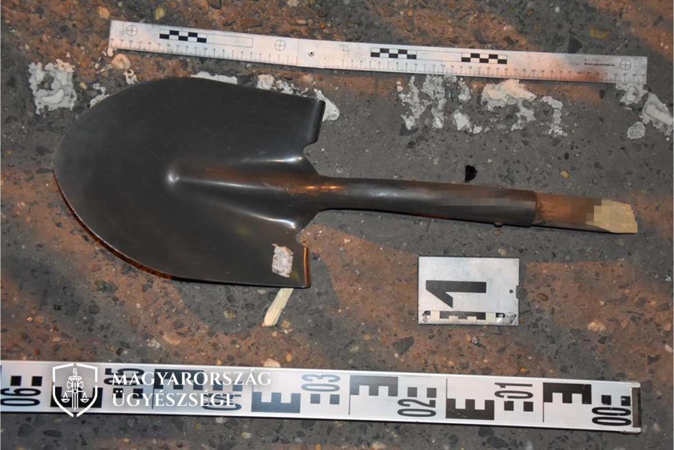 Balhé a halasi kapitányság előtt: előkerült az ásó is